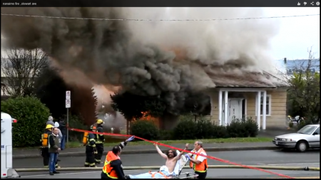 E fericit ca i-a luat casa foc :)))) Mori de ras 