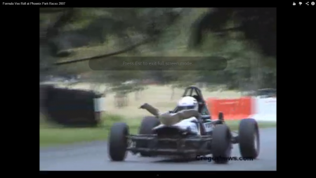 Pasarea nebuna s-a urcat pe botul masinii de formula 1 :)))=))))) Razi de mori