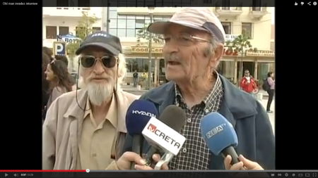 Un mos nebun se baga peste un interviu :)))=))))Amuzant